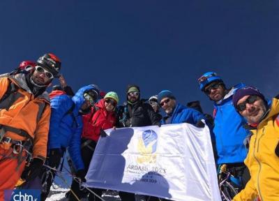 اهتزاز پرچم اردبیل 2023 در قله آیلندپیک هیمالیا