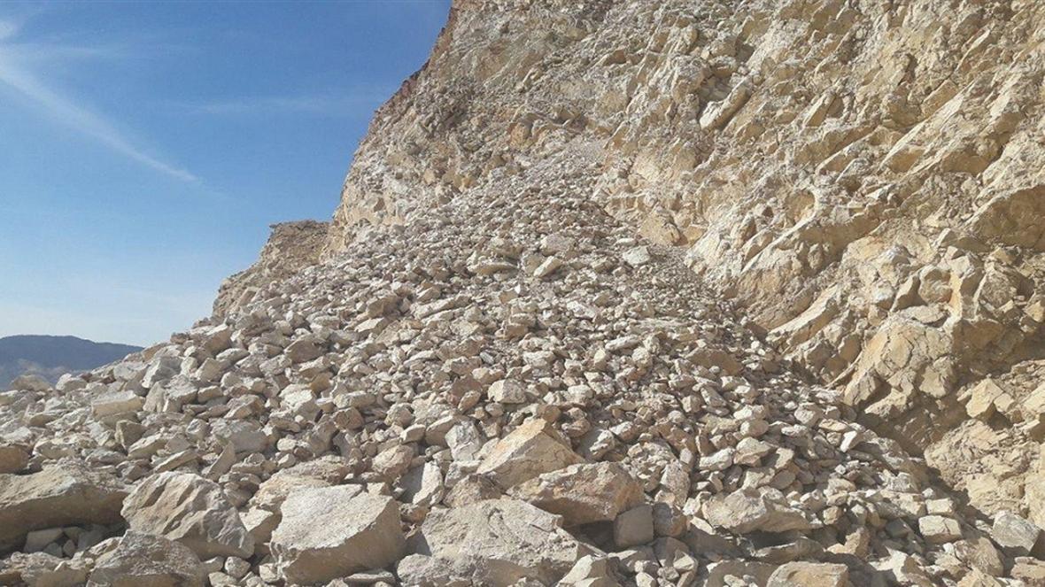 ریزش کوه راه ارتباطی 10 روستا را در سوادکوه مسدود کرد