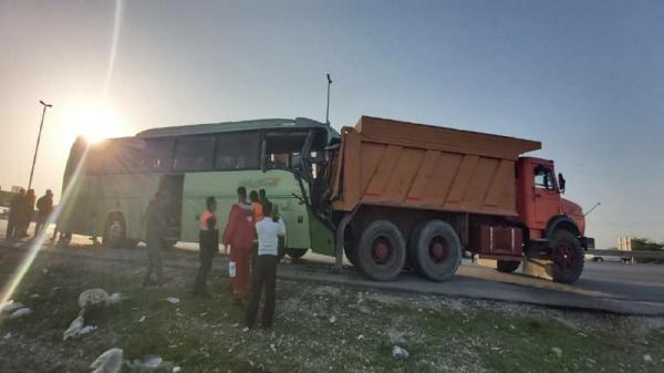 تصادف اتوبوس با کامیون 5 مصدوم برجا گذاشت تصادف اتوبوس با کامیون 5 مصدوم برجا گذاشت