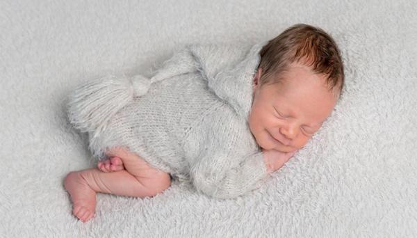 علت خنده نوزاد در خواب چیست؟