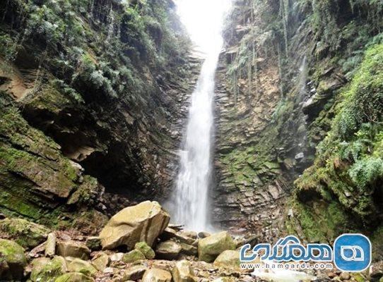 آبشار اکاپل یکی از جاذبه های گردشگری استان مازندران به شمار می رود