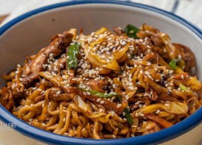 طرز تهیه نودل مرغ و سبزیجات؛ ساده، سریع و خوشمزه