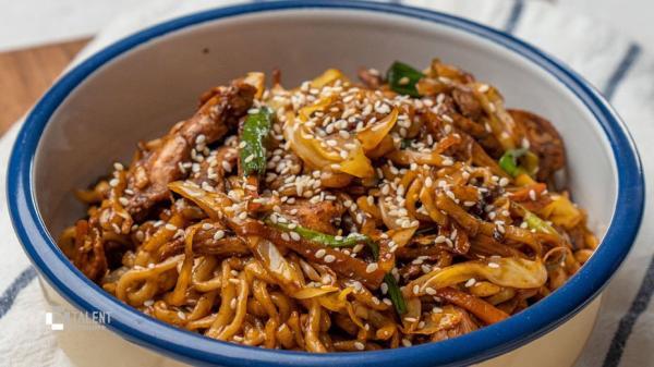 طرز تهیه نودل مرغ و سبزیجات؛ ساده، سریع و خوشمزه طرز تهیه نودل مرغ و سبزیجات؛ ساده، سریع و خوشمزه